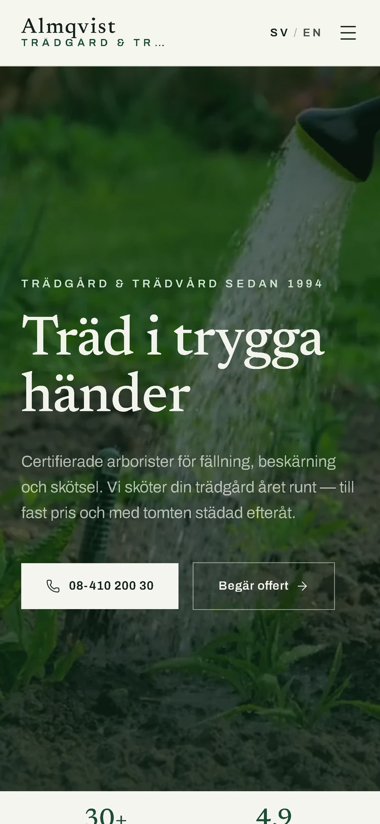 Almqvists landningssida i en telefon, med rubriken Träd i trygga händer
