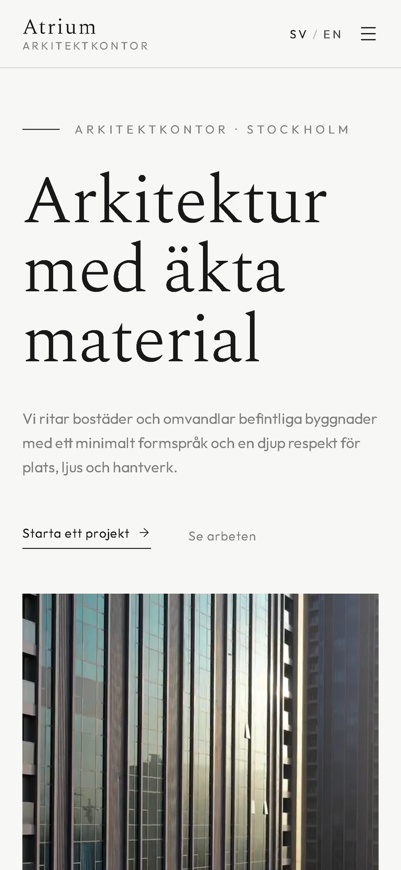 Atriums landningssida i en telefon, med rubriken Arkitektur med äkta material och knappen Starta ett projekt